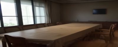 视频封面：邱妙津作品朗读会现场，读者围坐一圈，烛光氛围温柔而感伤